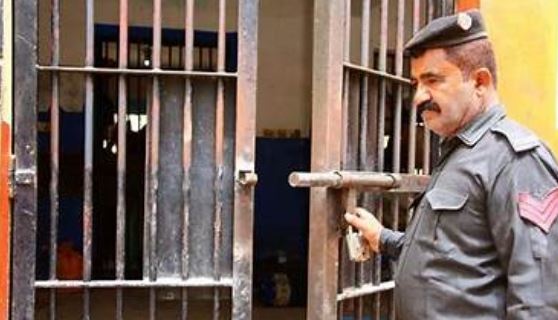 14 prisoners escape from prison