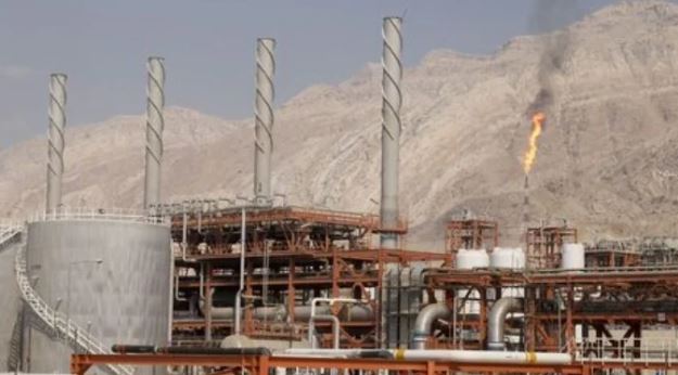 Pakistan 'considers' buying cheap oil and gas from Iran