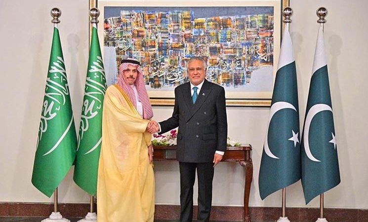 Dar speaks with Saudi FM; offers condolences over helicopter crash, reviews regional peace