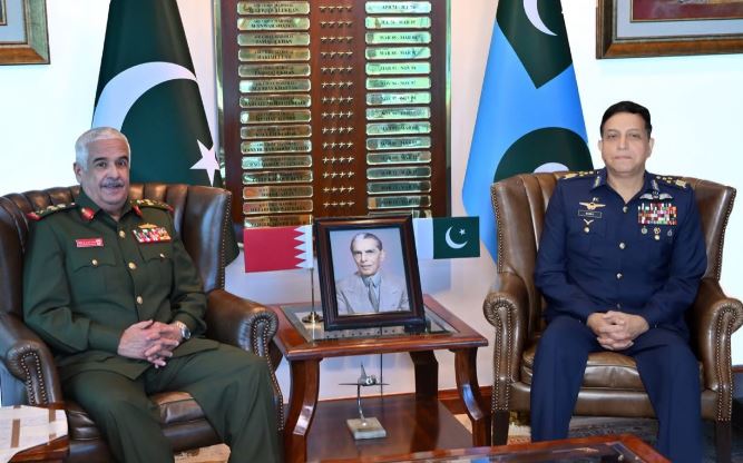 Commander Bahrain national guard calls on air chief