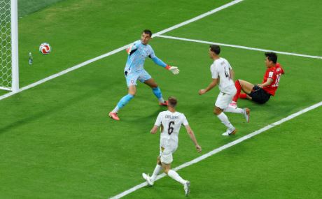 South Korea fight back to beat Czech Republic in World Cup opener