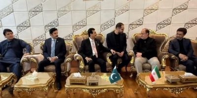 Gilani arrives in Tehran, receives official welcome, guard of honour