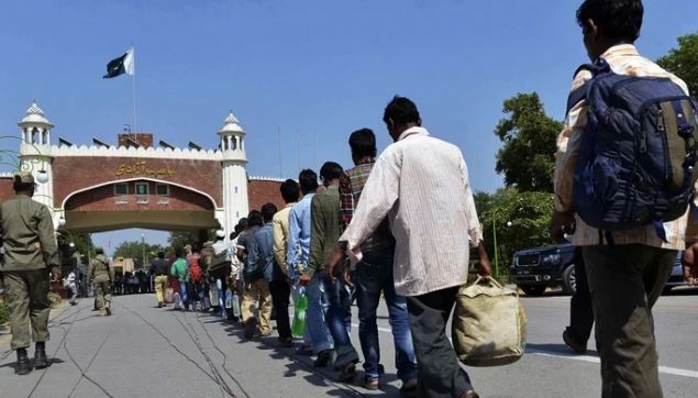 Pakistan and India exchange lists of prisoners