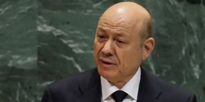 Al-Alimi calls for international investigation into IRGC plane landing in Sanaa