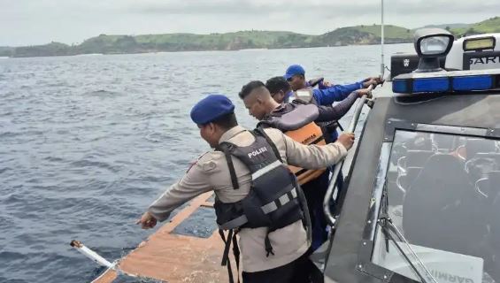 Five rescued as passenger boat sinks in Indonesia