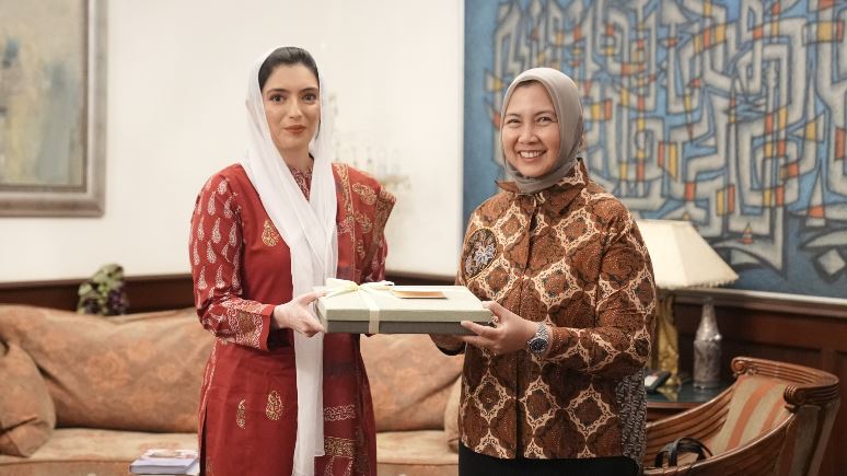 First Lady praises Indonesian envoy for investment forum success