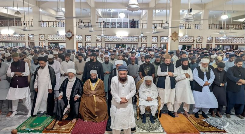 Pakistan witnesses historic display of religious unity as scholars from all schools of thought offer prayers behind one Imam