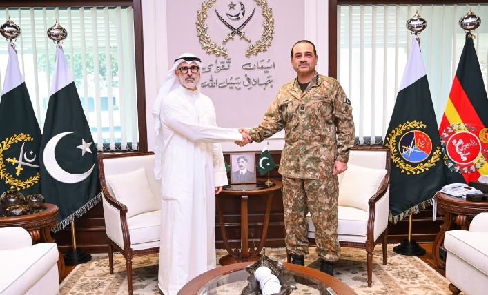 Kuwaiti FM meets army chief at GHQ