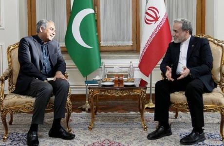 Pakistan takes Iran into confidence on trilateral defence deal