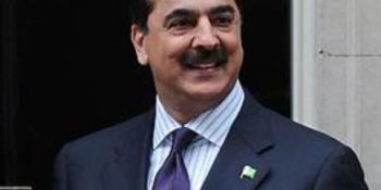 Gilani hoists national flag at Pakistan Monument on Independence Day
