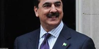 Gilani hoists national flag at Pakistan Monument on Independence Day