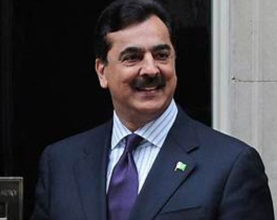Gilani hoists national flag at Pakistan Monument on Independence Day