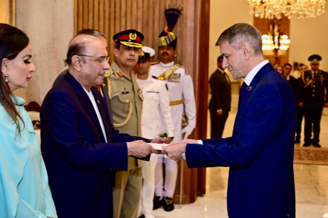 Ambassadors-designate of Norway, Azerbaijan and Switzerland present credentials to President Zardari
