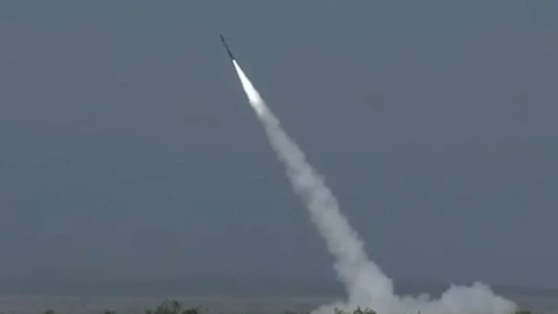 Pakistan test-fires missile