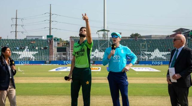 England opt to field first against Pakistan in second ODI tri-series match