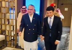 DPM Dar arrives in Madinah ahead of SPDC meeting; pays respects at Roaz-e-Rasool (P.B.U.H)