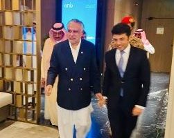 DPM Dar arrives in Madinah ahead of SPDC meeting; pays respects at Roaz-e-Rasool (P.B.U.H)
