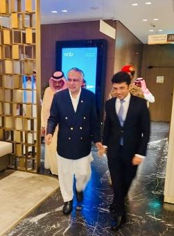 DPM Dar arrives in Madinah ahead of SPDC meeting; pays respects at Roaz-e-Rasool (P.B.U.H)